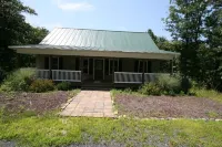 Wonderful BEAR-LY CONNECTED CABIN in the woods, West Virginia! Camp Walker附近的飯店