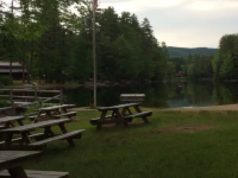 Snuggle up in the woods, 7 miles to Lake George,NY