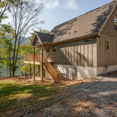 Beautiful river cabin in the heart of the Tennessee River Gorge.