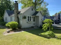 Parkview Cottage #1 - 1/2 block to beach.