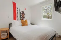 Steps to Beach & Town! Ocean Views! Ideal Studio!
