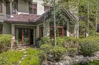 Must See - Million $$$ Townhome - Best Value - Ideal Location Close to Lift Hotels in Edwards