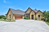 Modern Hill Country Retreat Các khách sạn gần Family Business Beer Company