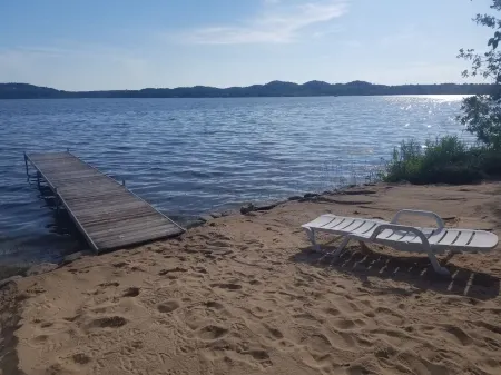 Beautiful Waterfront Property Отели рядом с достопримечательностью «Парк штата Петоски»