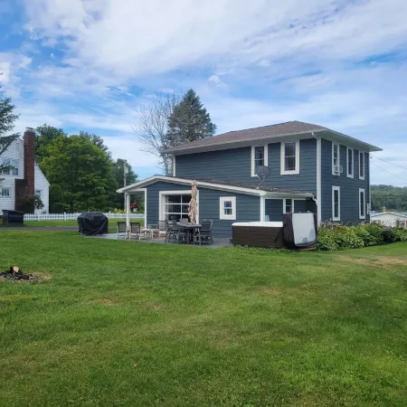 5 Minutes to Peek n Peak, on Site Private Hot Tub, Large Private Yard