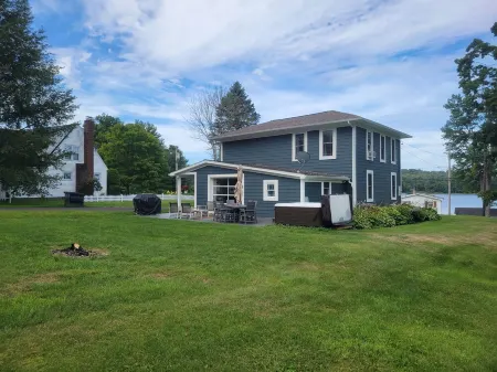 5 minutes to Peek n Peak, Large private yard, and on site Hot tub