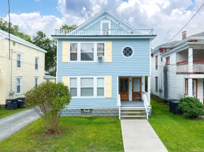 3 miles to B Ball, 5 min walk to Downtown! Stocked Kitchen, AC, WiFi, W/D