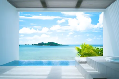 Villa Valiosa on the Beach Отели рядом с достопримечательностью «National Institute of Information and Communications Technology Okinawa Electromagnetic Wave Technol»