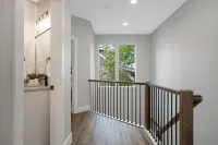 New 2 Bd Luxury Townhouse- King Bed, Downtown, near Hospital, Close to Wineries