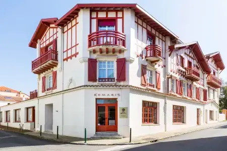 Hôtel Kemaris Отели рядом с достопримечательностью «Port des pêcheurs à Biarritz»