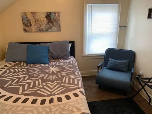 Heart of the Falls! Cozy for 2, Spacious for 8, Close to everything!