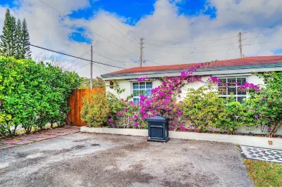 Tropical Retreat. Stunning Home in North Miami Beach. Hotels near Sky Lake