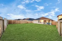 Rammies 3-bedroom Cozy house with community Pool Access in Fulshear Hotels near Cinco Ranch II Pavillion and Park at Spring Lake