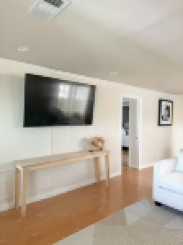 Stylish 2BR Home in LA close to, Universal Studios, Dodgers; AND Private Parking