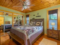 April Special ~ Mtn Views, Hot Tub+Fire Pit, WiFi, Gas Log Fireplace, Grill! Hotels in Mitchell County