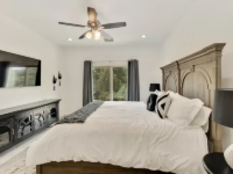 Watching Wildlife: Private Oasis for 4 w/ Patio, BBQ & Parking. Step Inside! โรงแรมในเพย์สัน
