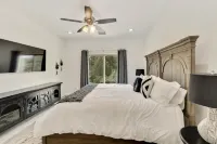 Watching Wildlife: Private Oasis for 4 w/ Patio, BBQ & Parking. Step Inside! Hotels near Fossil Creek Wilderness