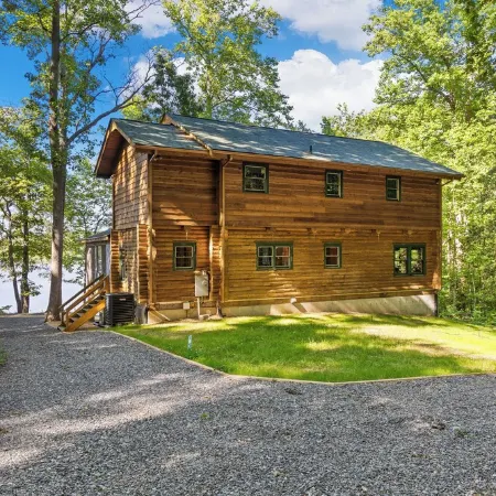 Waterfront Cabin! Dock, Paddle, Kayak, Outdoor Movie, Karaoke, and More!