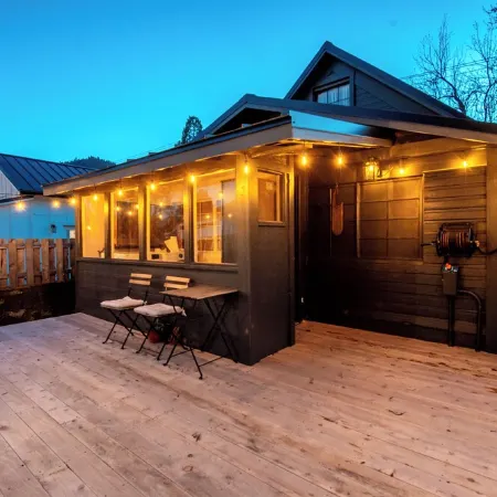 Downtown Rogue River, Game Room, 70" Smart TV, Two Minutes to I-5