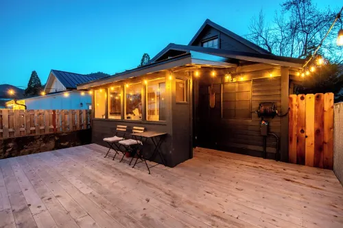 Downtown Rogue River, Game Room, 70" Smart TV, Two Minutes to I-5