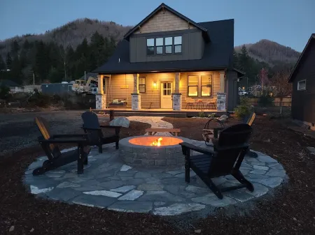 Stargazer Lakehouse - New beautiful home at Detroit Lake