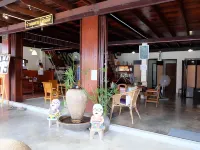 Baan Khun Yaai Mai Khun Ta Hotels near Phe
