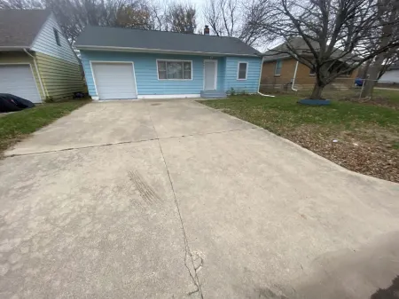 Ultimate Game House with Pool & Foosball Table Отели рядом с достопримечательностью «Swanson Park»