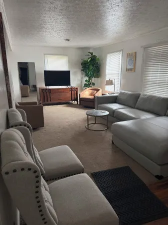 3 Bedroom,1.5 Bath Whole House House, Athens City FREE parking, Wifi and Laundry