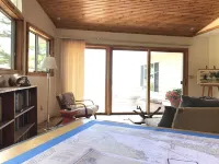 Cool vibes w/ 150' private beach, big views, trees, like northern Cali retreat