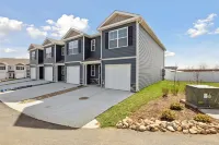 Raceday Getaway, 3BR/2.5BA home right across from Bristol Motor Speedway! Hotels near Marshalls