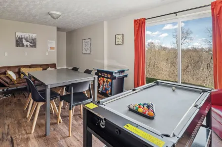 Rainbow Ranch: Family Friendly 4 Bedroom in Lovely Williamstown, 5 min to ARK!