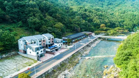 Namwon Jirisan Snake Temple Pension Отели рядом с достопримечательностью «Silsangsa Temple»