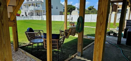 Charming 1-bedroom apartment with King Bed.  No Stairs.  Steps to the Ocean.