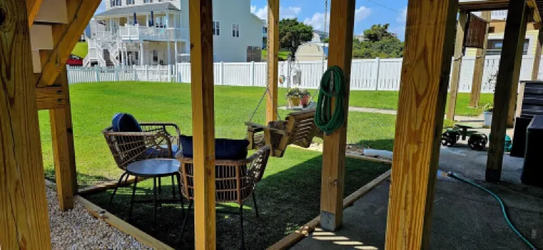 Charming 1-bedroom apartment with King Bed.  No Stairs.  Steps to the Ocean.