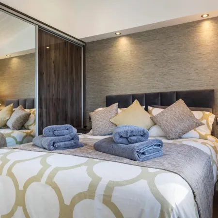Hiraeth - Luxury Lodge with Hot Tub Close to Beach