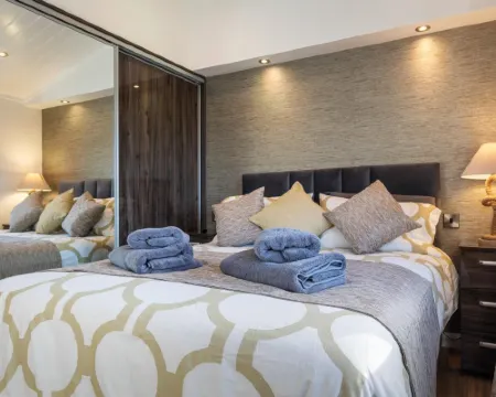 Hiraeth - Luxury Lodge with Hot Tub Close to Beach Ξενοδοχεία στην πόλη Penally