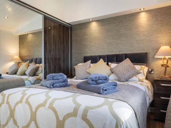 Hiraeth - Luxury Lodge with Hot Tub Close to Beach