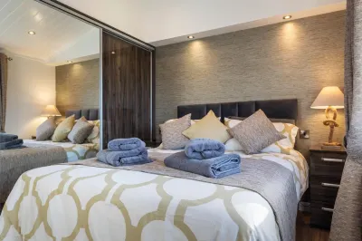 Hiraeth - Luxury Lodge with Hot Tub Close to Beach