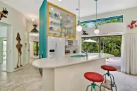 Unique Art Nature Hideaway Walkable to Wilton Drive