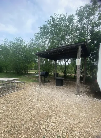 RIO FRIO SUNSET GLAMPER-AFFORDABLE, CLEAN, CLOSE TO GARNER ST. PARK& FRIO RIVER