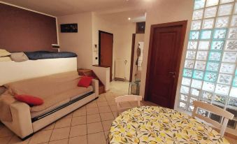 Apartment Near the Metro