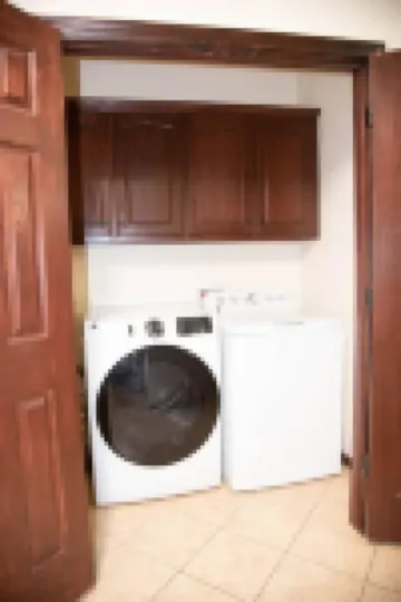 現代化的2室2衛位於大學Utrgv旁邊