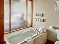Ocean's Edge Hotels in Ucluelet