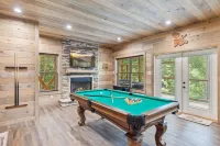 Antler Ridge 3 Bedroom Cabin by RedAwning فنادق في سيفيرفيل
