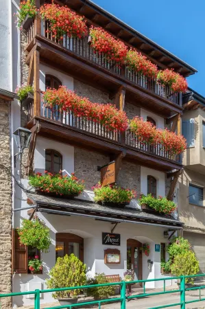 Hotel Fonda Merce Отели в г. Льивия