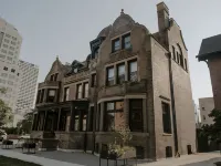 The Dubbel Dutch Hotels near Lakefront Trail