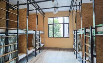 Leo Backpackers @ Central Market