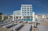 The Blue Ivy Hotel & Suites - Pool