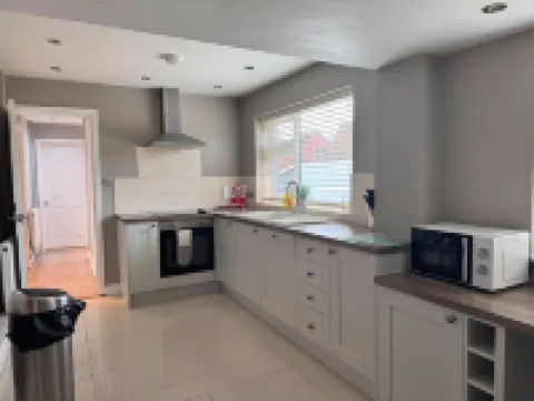 Pet-Friendly - 2 Bedrooms Bungalow Beach - Parking