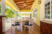 Captain's Villa Hotels in Takamaka